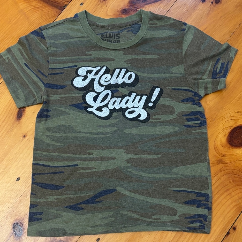 Elvis Duran Camo “Hello Lady!” Graphic Tee Size Small